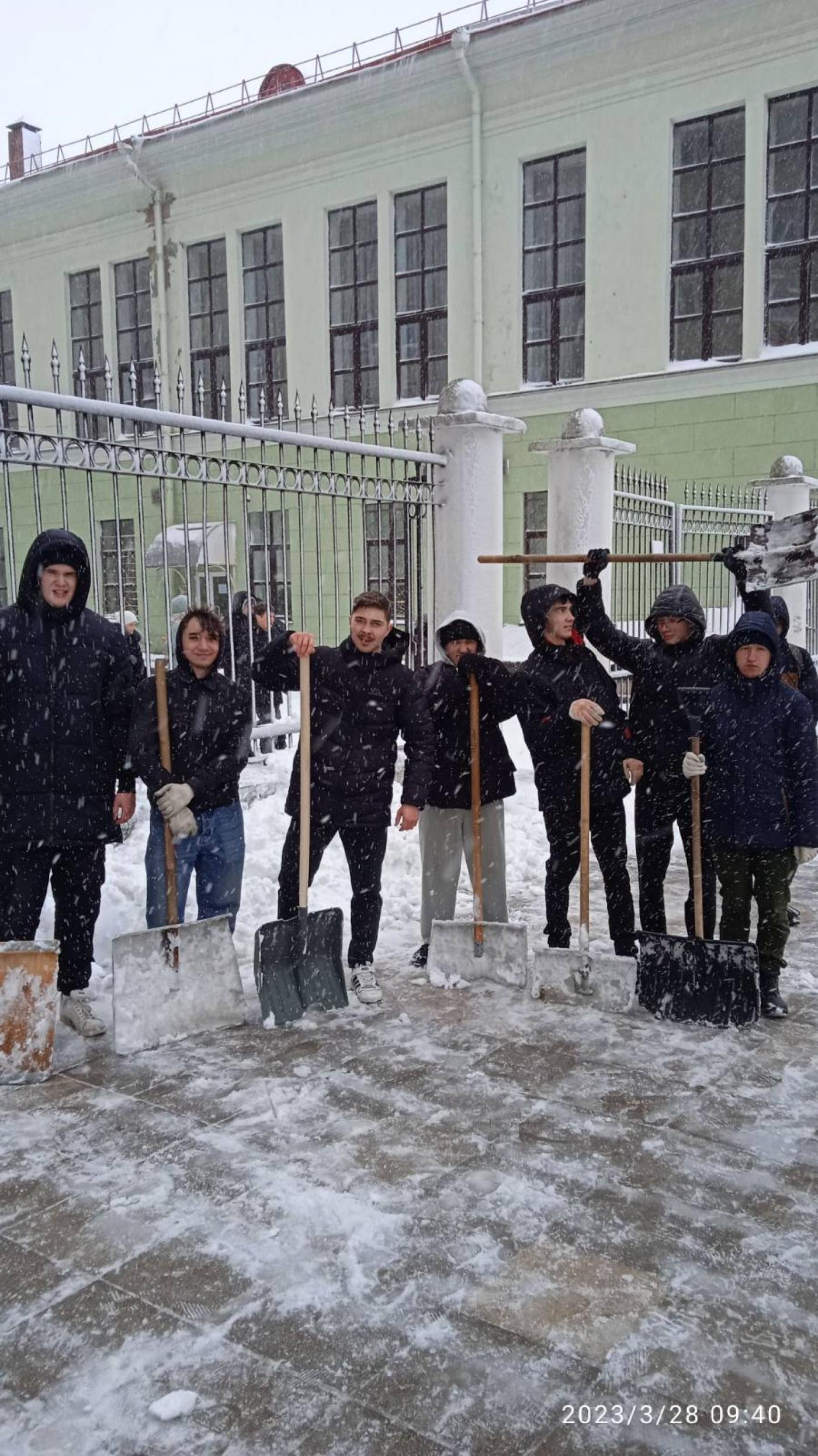 Студенты ПСФ на уборке снега